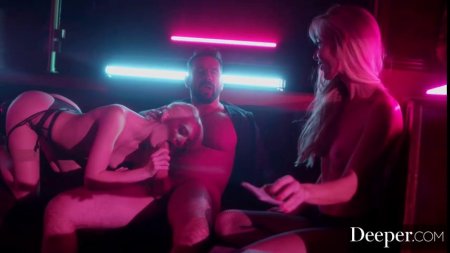 Брутальный бородач трахает двух телочек с ночного клуба